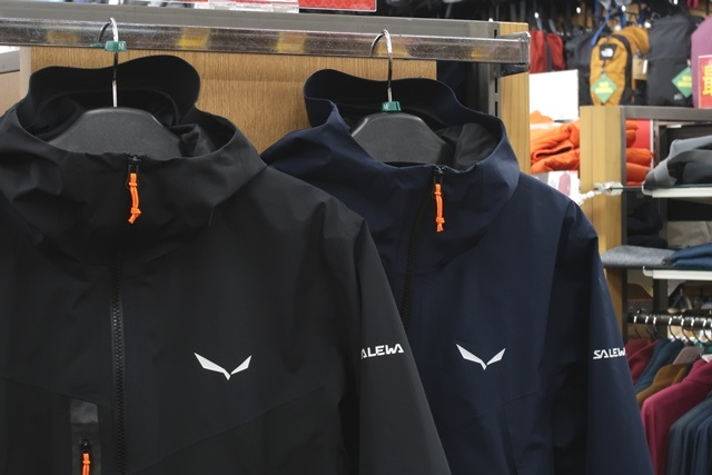 好日山荘 紀三井寺店 : 雪山ハイクも残雪登山もゴアテックスジャケット  