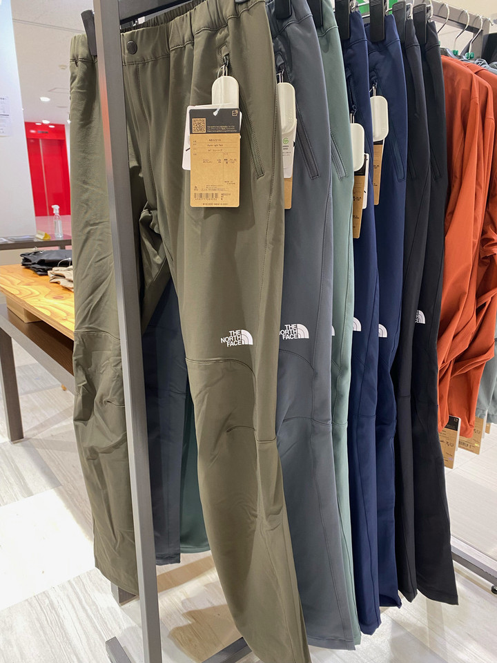 アルベロベロ　新品ライトグリーン スカラップデザイン カジュアルパンツ アルベロベロ 新品ライトグリーン スカラップデザイン カジュアル