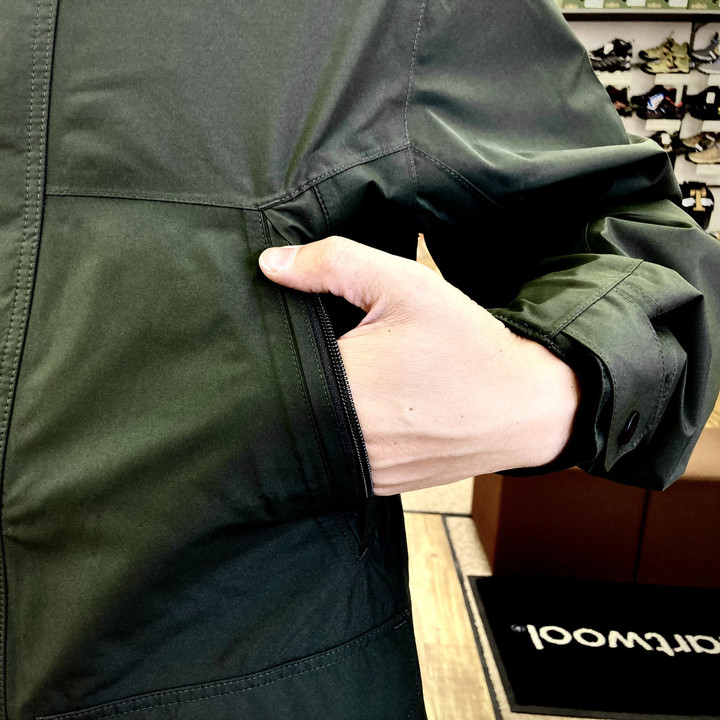 好日山荘 瑞穂店 : 収納の多いポケット7つの秋冬用GORE-TEX
