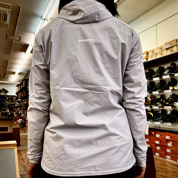 好日山荘 瑞穂店 : 使い勝手の良い薄手ソフトシェルジャケット 
