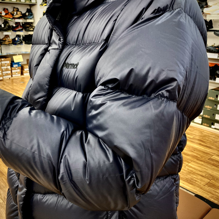 好日山荘 瑞穂店 : 軽量ダウンロングジャケット マーモット『750FP